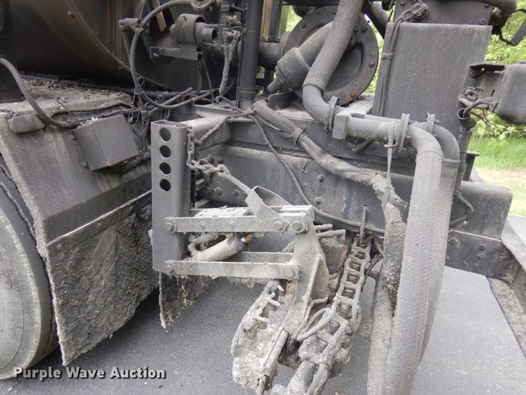 image for item IT9423 2005 Freightliner  oil distributor truck