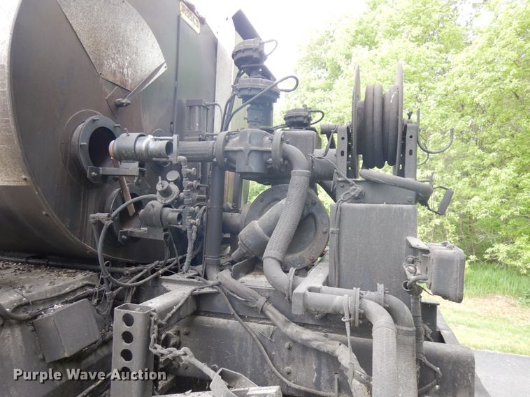 image for item IT9423 2005 Freightliner  oil distributor truck