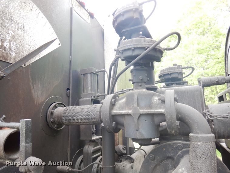 image for item IT9423 2005 Freightliner  oil distributor truck