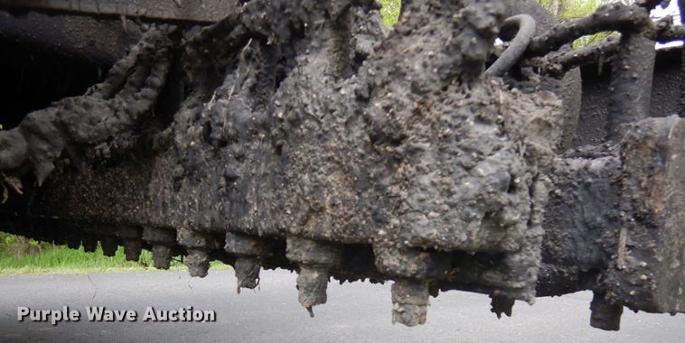 image for item IT9423 2005 Freightliner  oil distributor truck