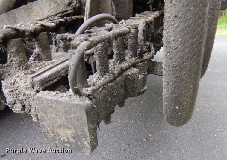 image for item IT9423 2005 Freightliner  oil distributor truck