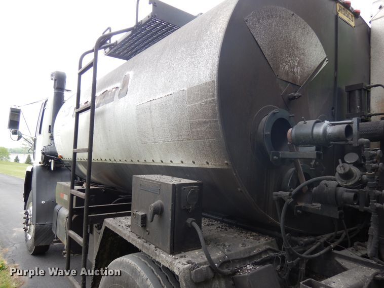 image for item IT9423 2005 Freightliner  oil distributor truck