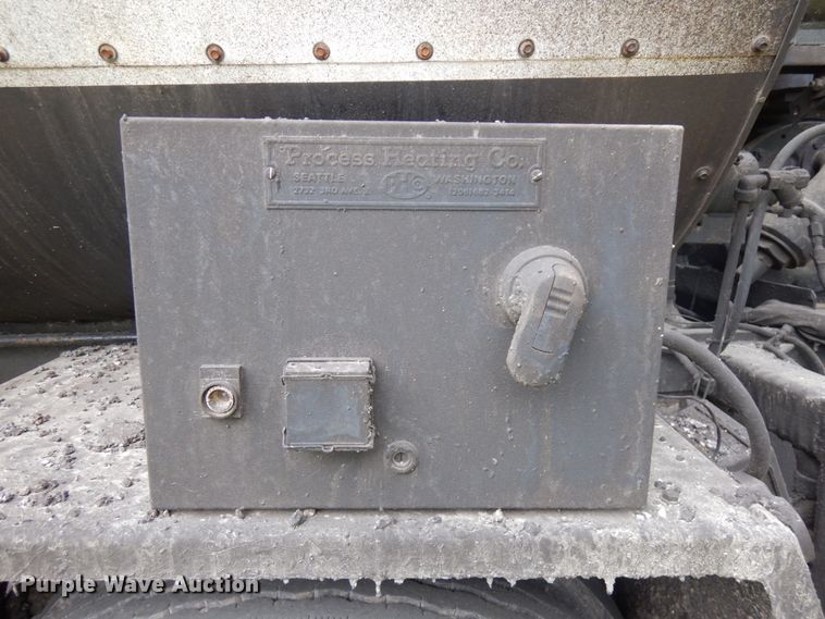 image for item IT9423 2005 Freightliner  oil distributor truck