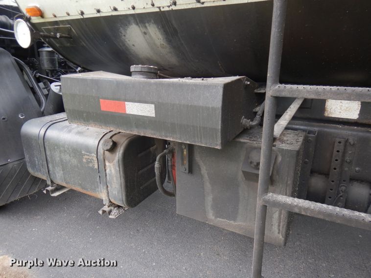 image for item IT9423 2005 Freightliner  oil distributor truck