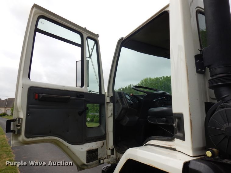 image for item IT9423 2005 Freightliner  oil distributor truck