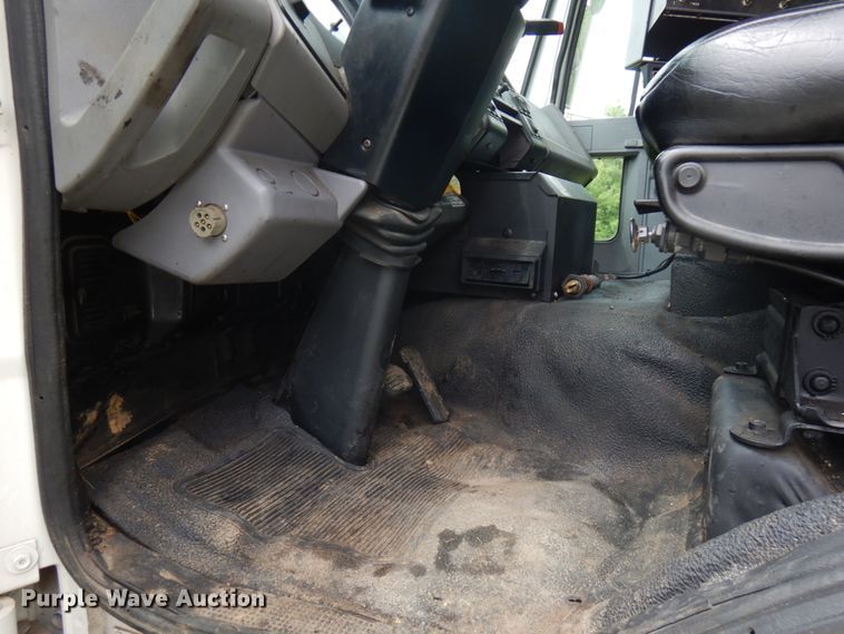 image for item IT9423 2005 Freightliner  oil distributor truck