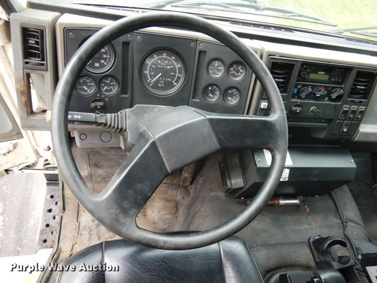 image for item IT9423 2005 Freightliner  oil distributor truck