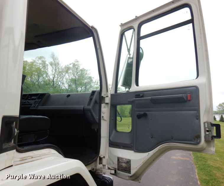 image for item IT9423 2005 Freightliner  oil distributor truck