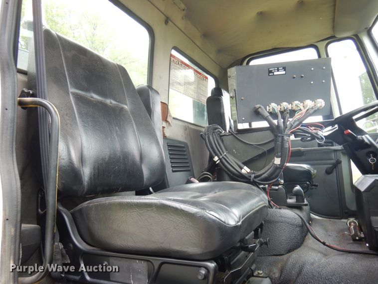 image for item IT9423 2005 Freightliner  oil distributor truck