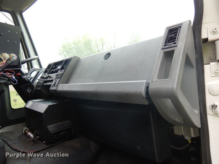 image for item IT9423 2005 Freightliner  oil distributor truck