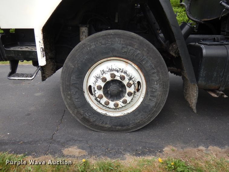 image for item IT9423 2005 Freightliner  oil distributor truck