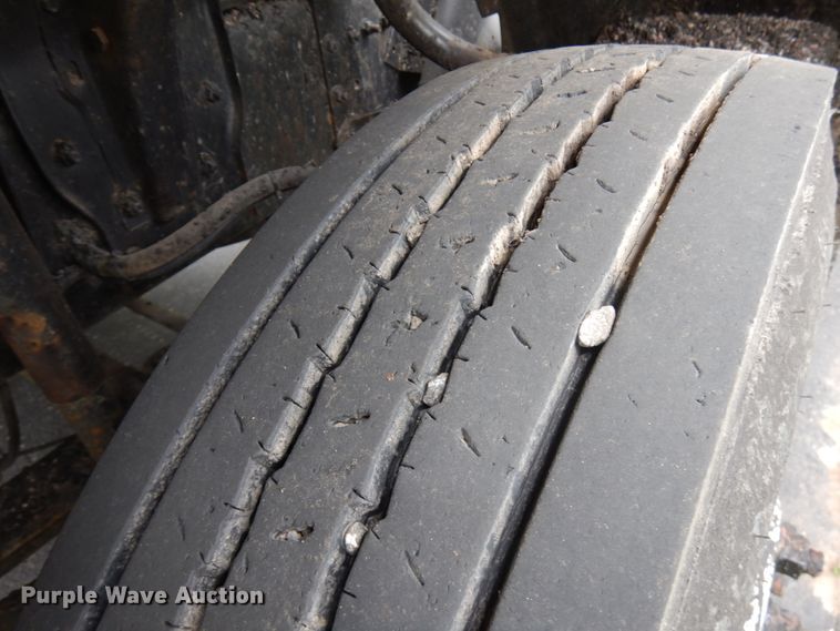 image for item IT9423 2005 Freightliner  oil distributor truck