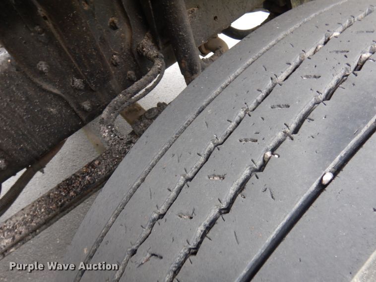 image for item IT9423 2005 Freightliner  oil distributor truck