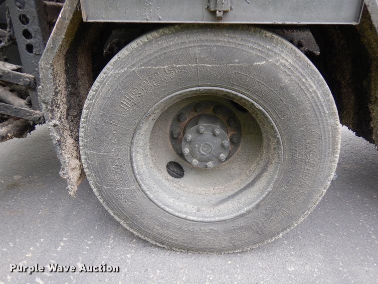 image for item IT9423 2005 Freightliner  oil distributor truck