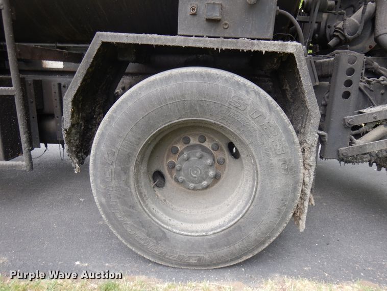 image for item IT9423 2005 Freightliner  oil distributor truck