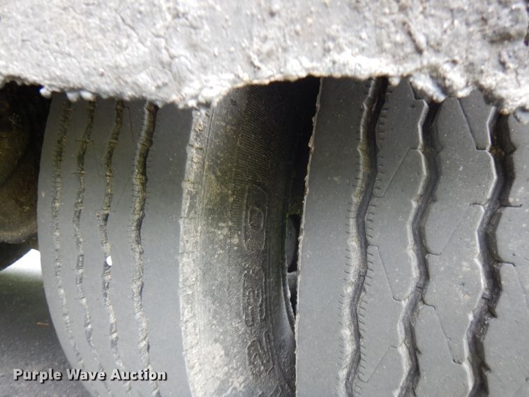 image for item IT9423 2005 Freightliner  oil distributor truck