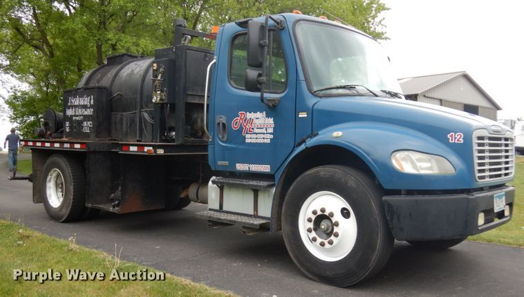 image for item IT9424 2005 Freightliner Business Class M2  oil distributor truck