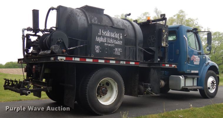 image for item IT9424 2005 Freightliner Business Class M2  oil distributor truck