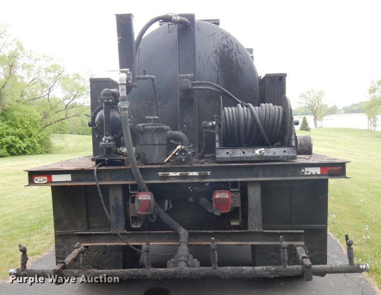 image for item IT9424 2005 Freightliner Business Class M2  oil distributor truck