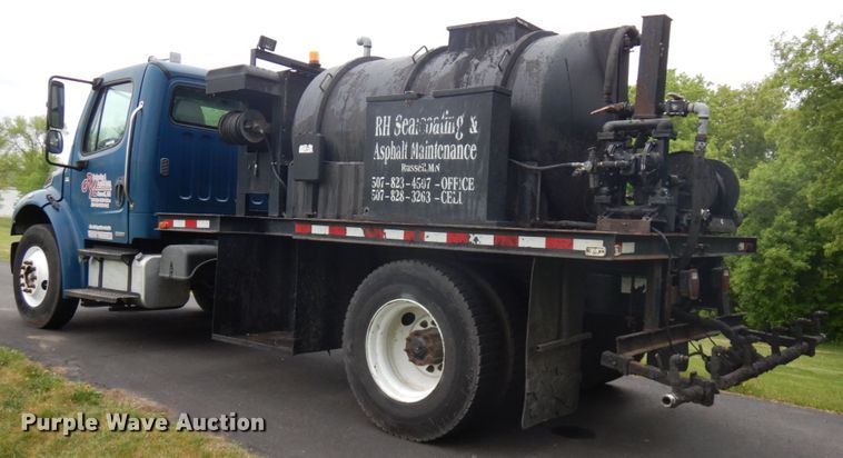 image for item IT9424 2005 Freightliner Business Class M2  oil distributor truck