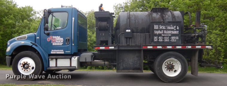 image for item IT9424 2005 Freightliner Business Class M2  oil distributor truck