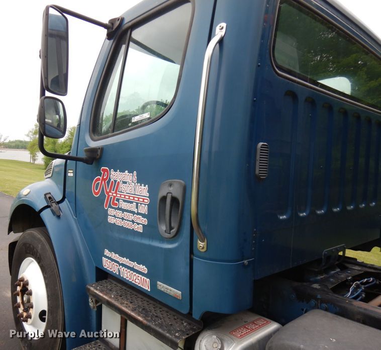 image for item IT9424 2005 Freightliner Business Class M2  oil distributor truck