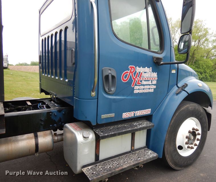 image for item IT9424 2005 Freightliner Business Class M2  oil distributor truck