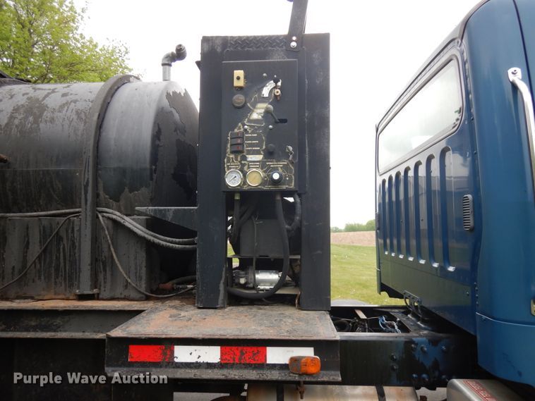 image for item IT9424 2005 Freightliner Business Class M2  oil distributor truck