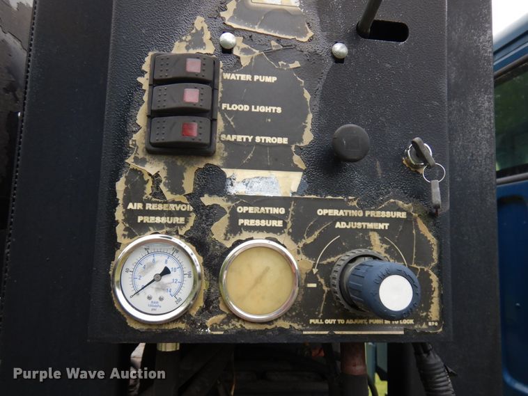 image for item IT9424 2005 Freightliner Business Class M2  oil distributor truck