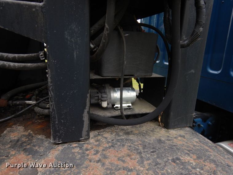 image for item IT9424 2005 Freightliner Business Class M2  oil distributor truck