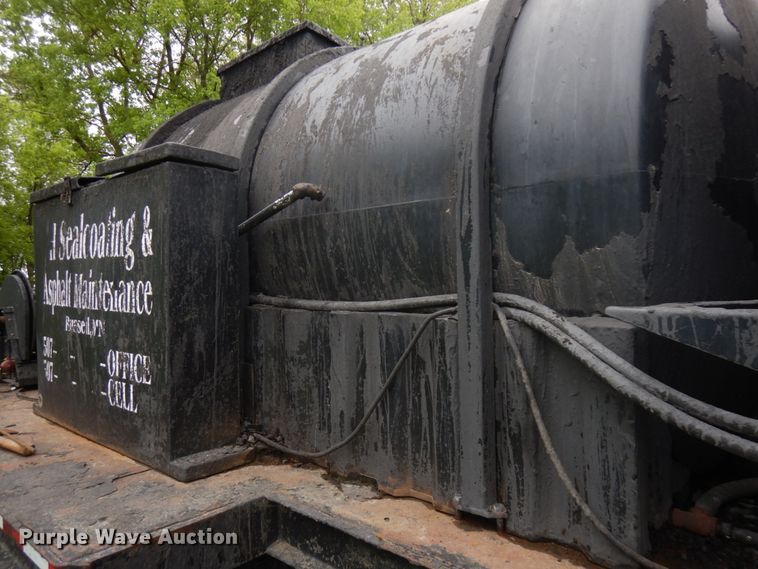 image for item IT9424 2005 Freightliner Business Class M2  oil distributor truck