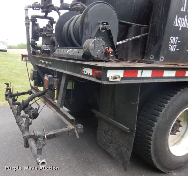 image for item IT9424 2005 Freightliner Business Class M2  oil distributor truck