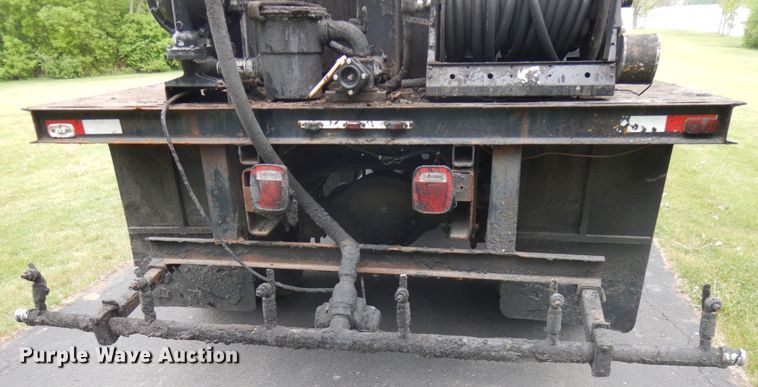 image for item IT9424 2005 Freightliner Business Class M2  oil distributor truck