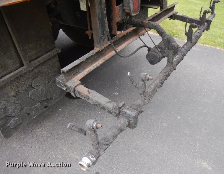 image for item IT9424 2005 Freightliner Business Class M2  oil distributor truck