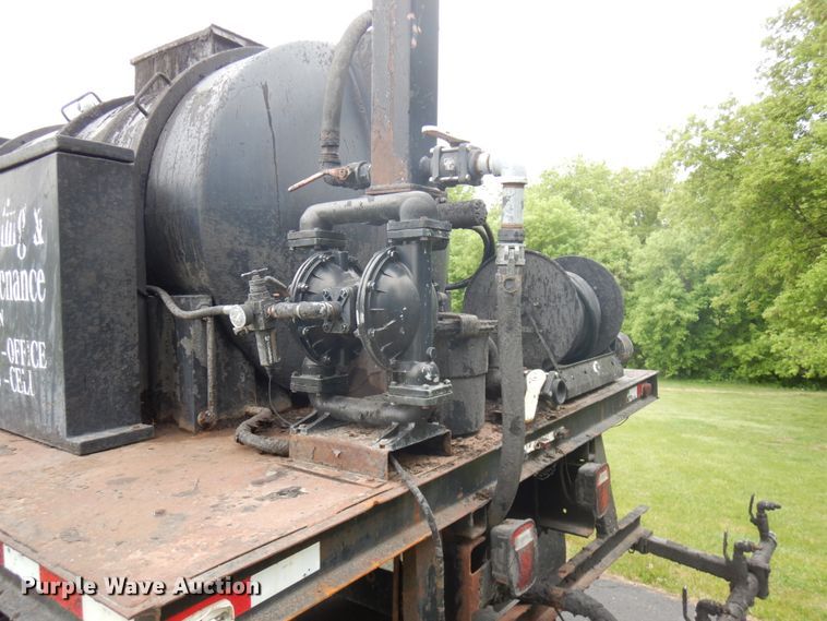 image for item IT9424 2005 Freightliner Business Class M2  oil distributor truck