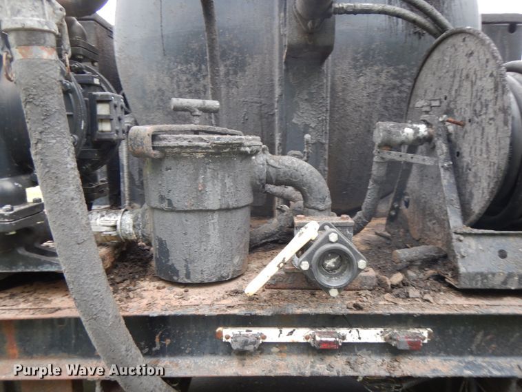 image for item IT9424 2005 Freightliner Business Class M2  oil distributor truck