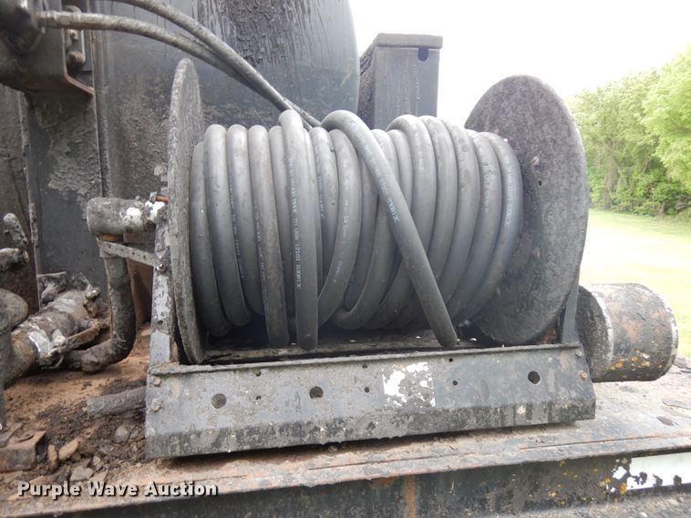 image for item IT9424 2005 Freightliner Business Class M2  oil distributor truck