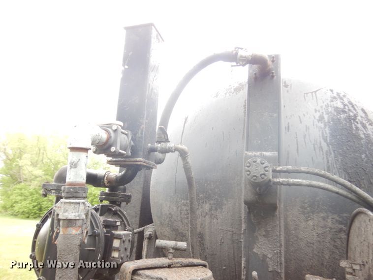 image for item IT9424 2005 Freightliner Business Class M2  oil distributor truck