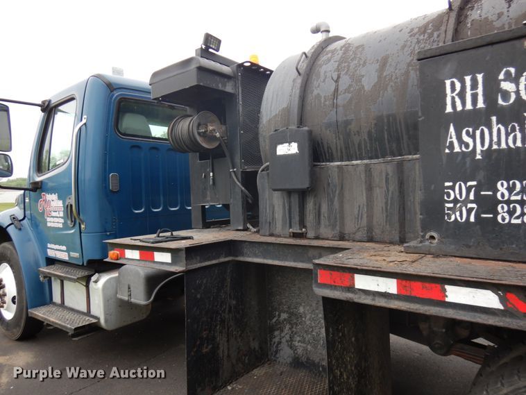 image for item IT9424 2005 Freightliner Business Class M2  oil distributor truck