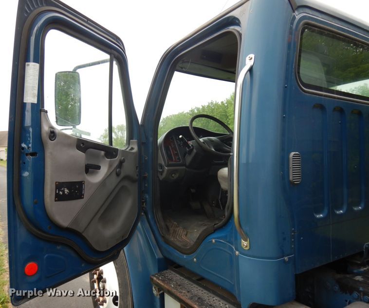 image for item IT9424 2005 Freightliner Business Class M2  oil distributor truck