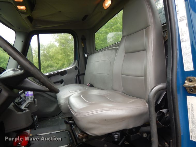 image for item IT9424 2005 Freightliner Business Class M2  oil distributor truck