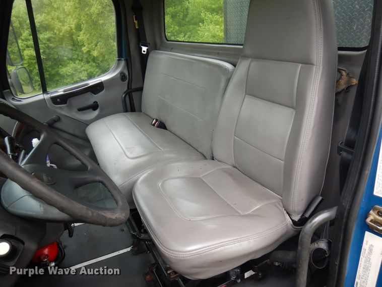 image for item IT9424 2005 Freightliner Business Class M2  oil distributor truck