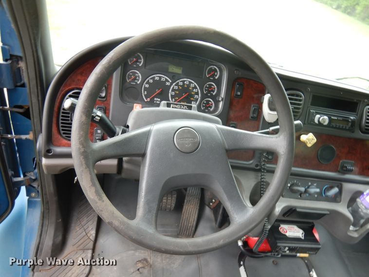 image for item IT9424 2005 Freightliner Business Class M2  oil distributor truck