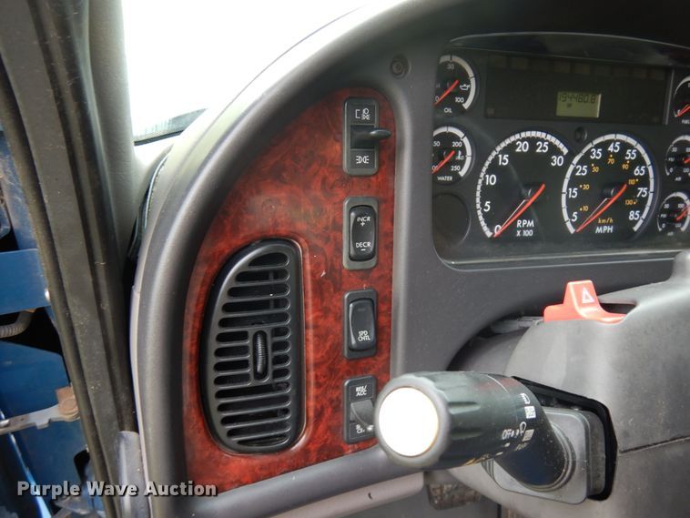 image for item IT9424 2005 Freightliner Business Class M2  oil distributor truck