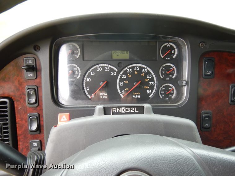 image for item IT9424 2005 Freightliner Business Class M2  oil distributor truck