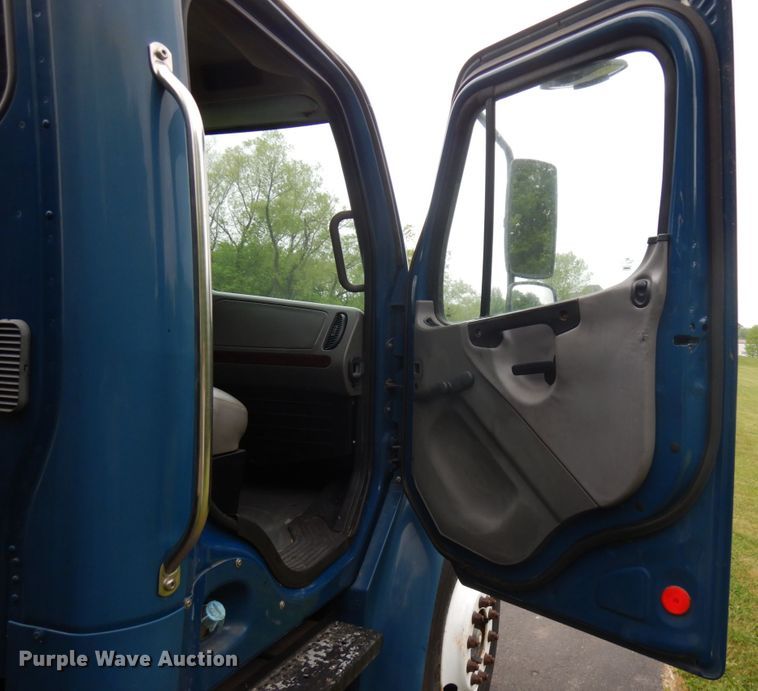 image for item IT9424 2005 Freightliner Business Class M2  oil distributor truck