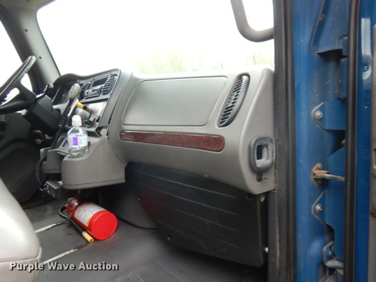 image for item IT9424 2005 Freightliner Business Class M2  oil distributor truck