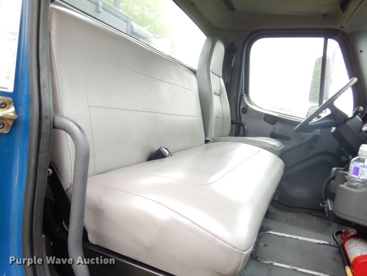 image for item IT9424 2005 Freightliner Business Class M2  oil distributor truck