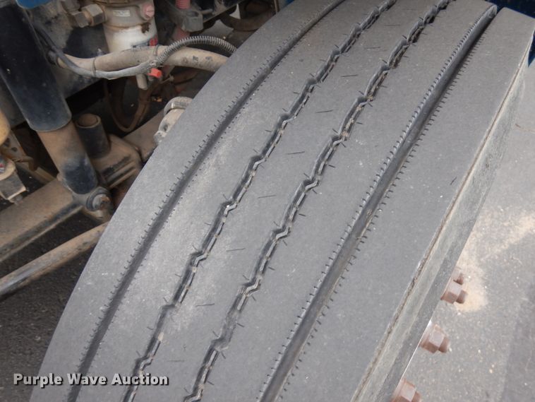 image for item IT9424 2005 Freightliner Business Class M2  oil distributor truck