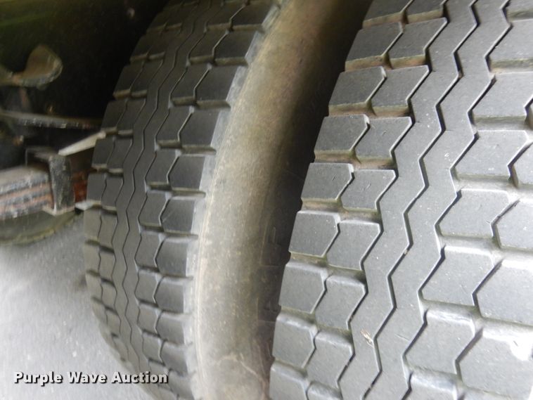 image for item IT9424 2005 Freightliner Business Class M2  oil distributor truck